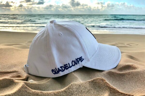 plage Guadeloupe - casquette blanche